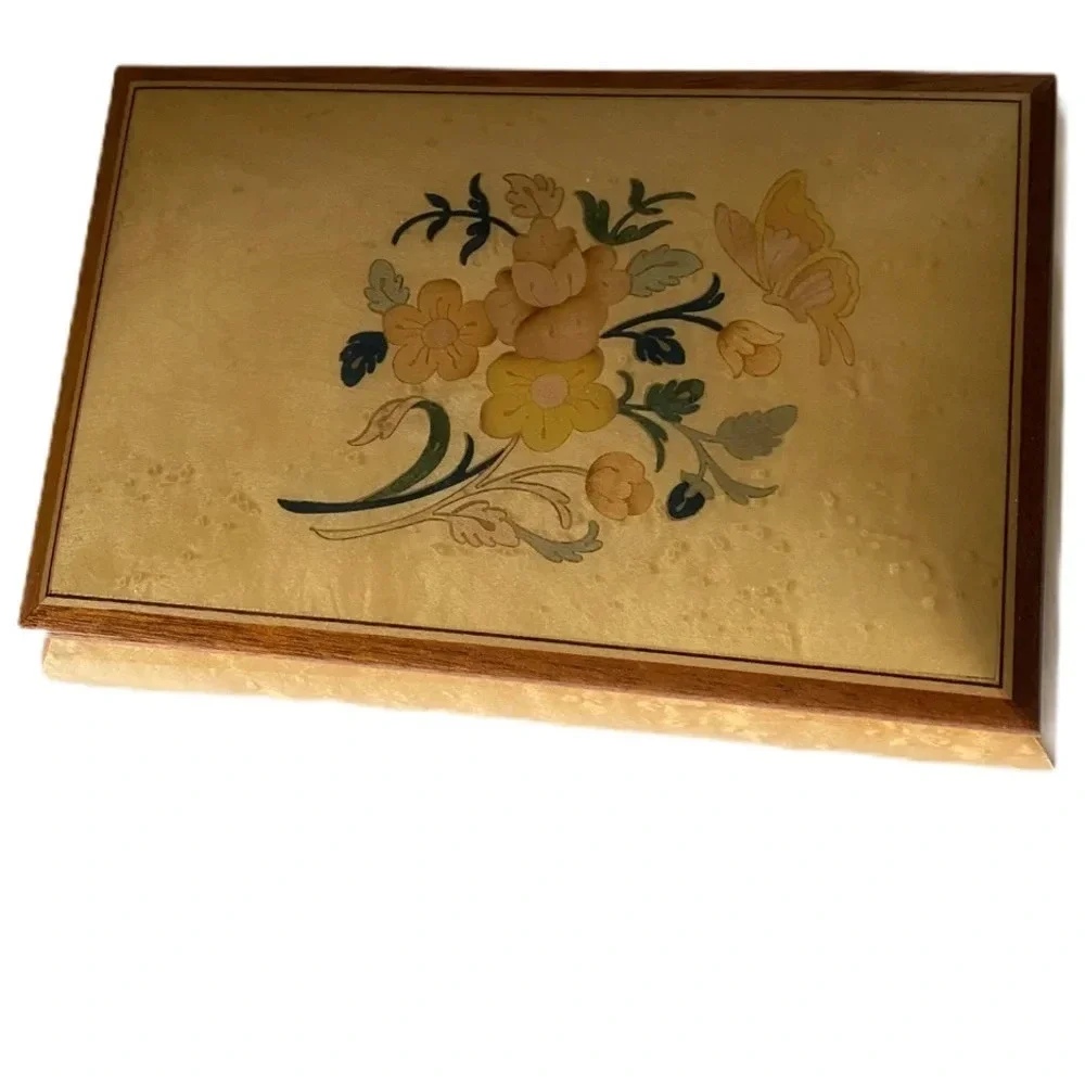 Beautiful vintage jewelry music box​